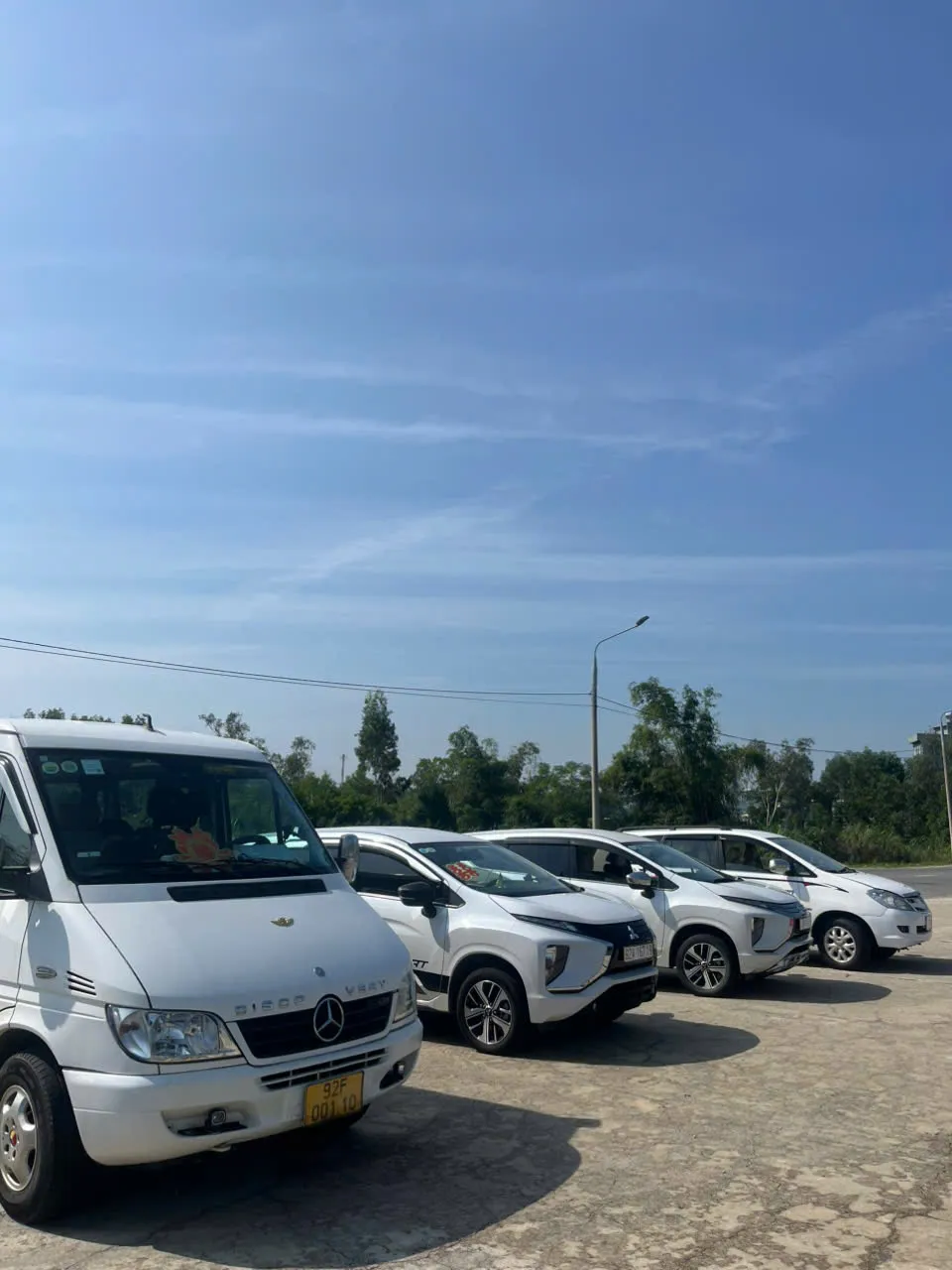 Đội xe Mercedes Sprinter 16 chỗ, Mitsubishi Xpander và Toyota Innova