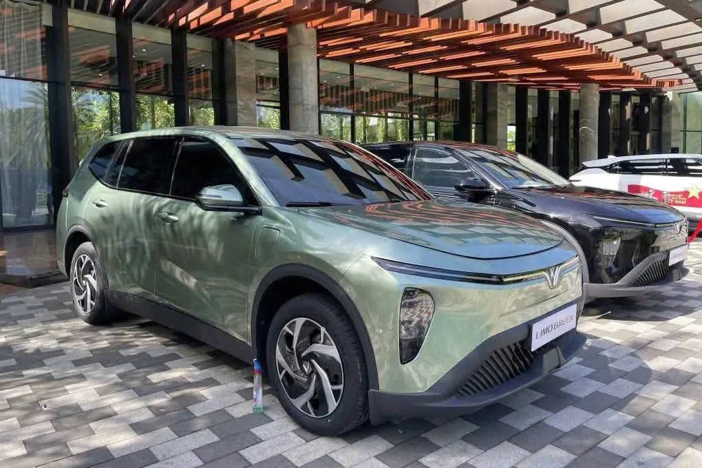 Xe điện VinFast Limo Green 7 chỗ màu xanh
