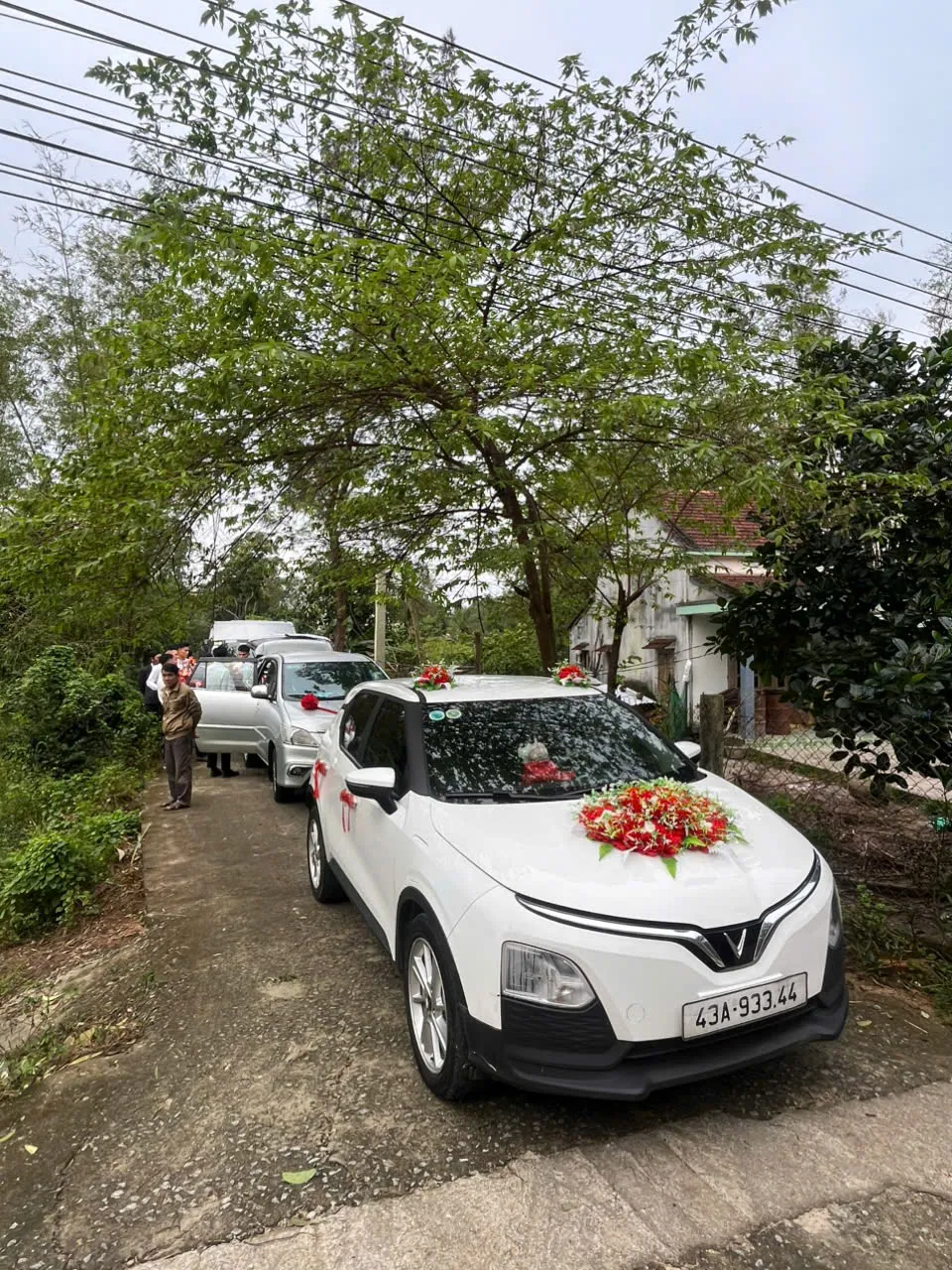 Xe hoa 4 chỗ VinFast trắng kết hoa đỏ đi rước dâu
